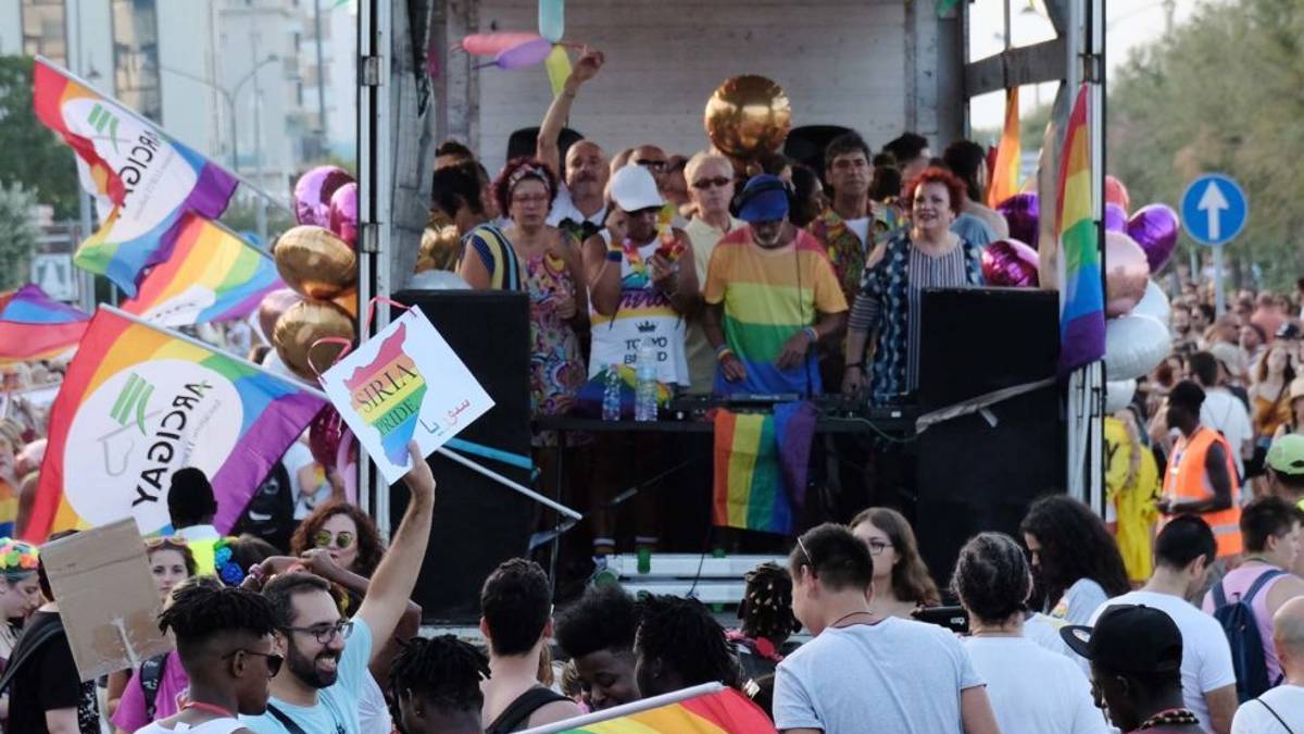 Militante di Forza nuova di Forlì tinteggia la sede dell'Arcigay di Rimini