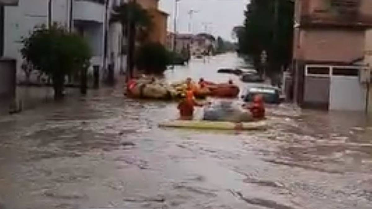 Inferno d'acqua a Sant'Agata sul Santerno, soccorritori con gommoni ed elicotteri