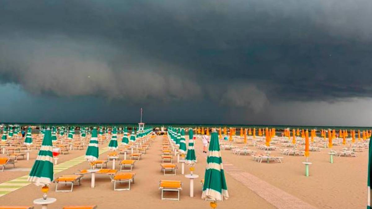 La perturbazione in arrivo vista da Torre Pedrera (Rimini) (Foto tratta da Emilia Romagna Meteo)