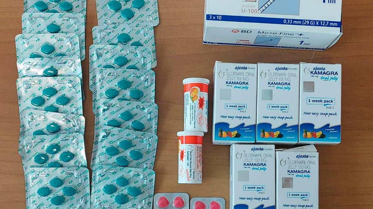 Sono state sequestrate circa 150 confezioni tra pillole e bustine