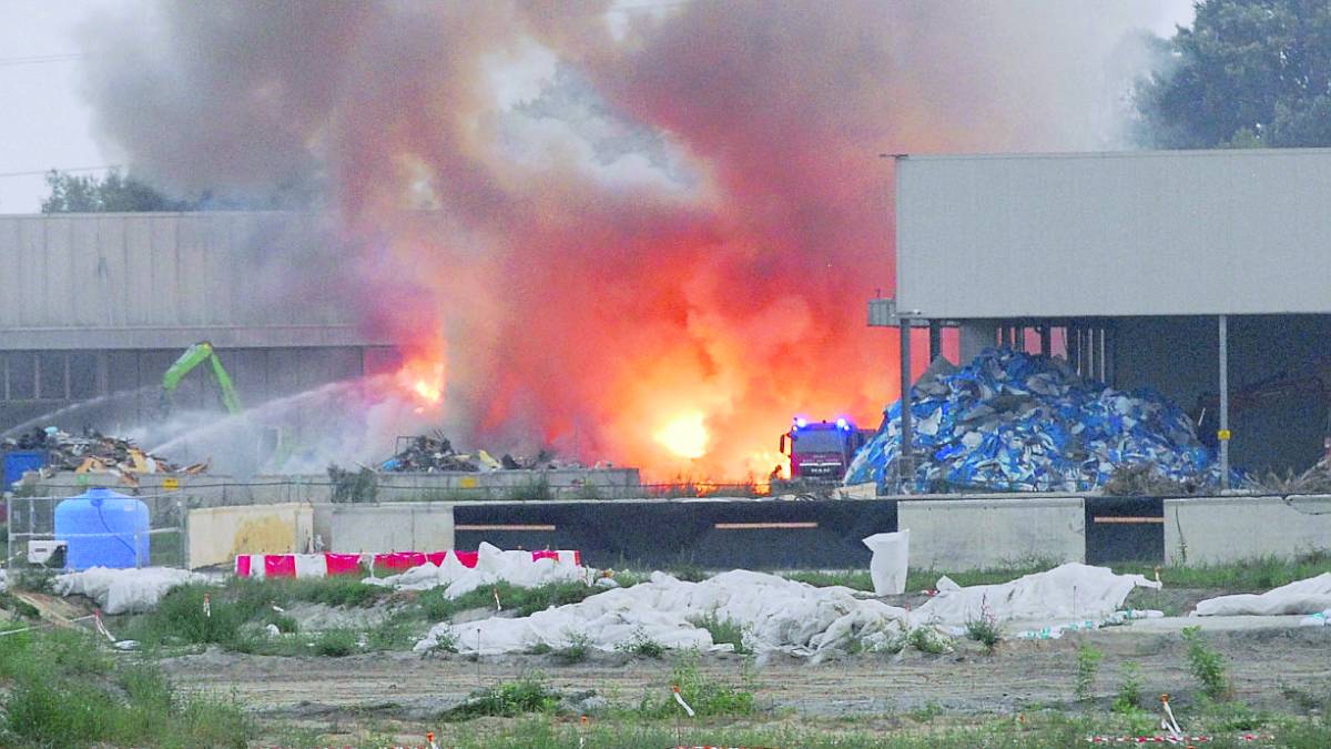 Ravenna, fiamme all'azienda di trattamento rifiuti