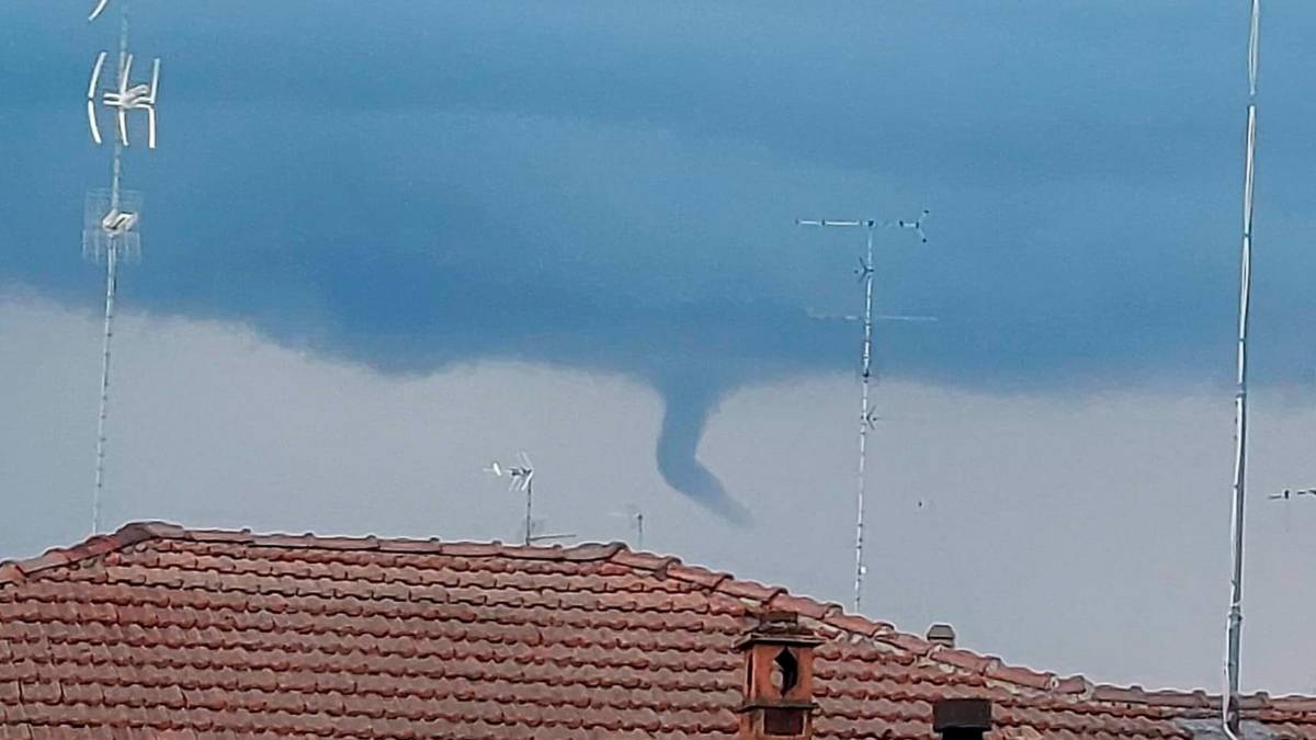 Un funnel, tentativo di formazione di un vortice, ripreso da Laura Porro e postato da Emilia Romagna Meteo Facebook