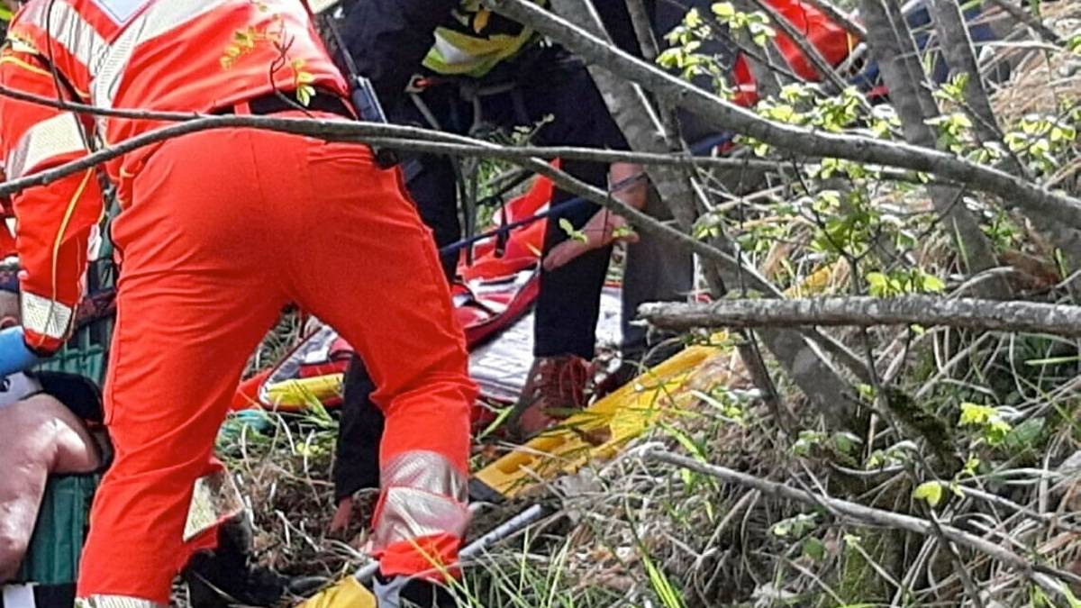 Corniolino, finisce nella scarpata con la moto. Grave 52enne