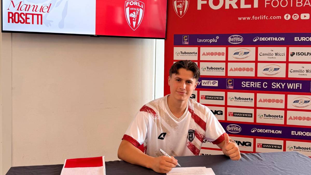 Manuel Rosetti mentre firma in sede FOTO FC FORLI’