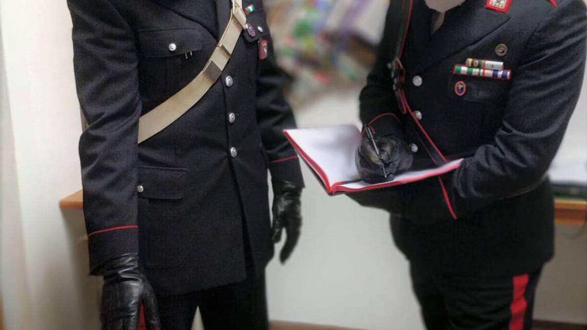 Imola, fermato mentre spaccia. A casa ha tre etti di droga