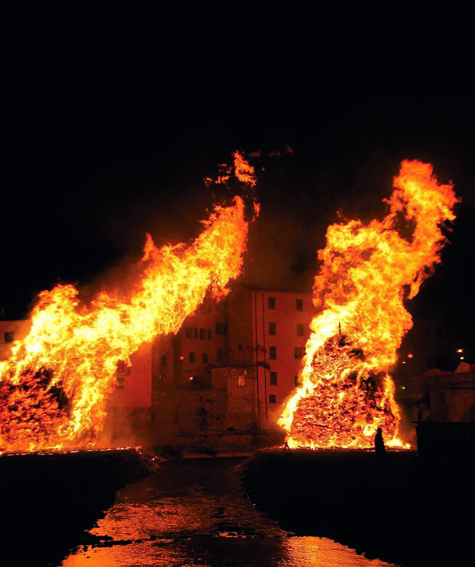 I falò illuminano Rocca San Casciano. Oggi è il giorno della festa