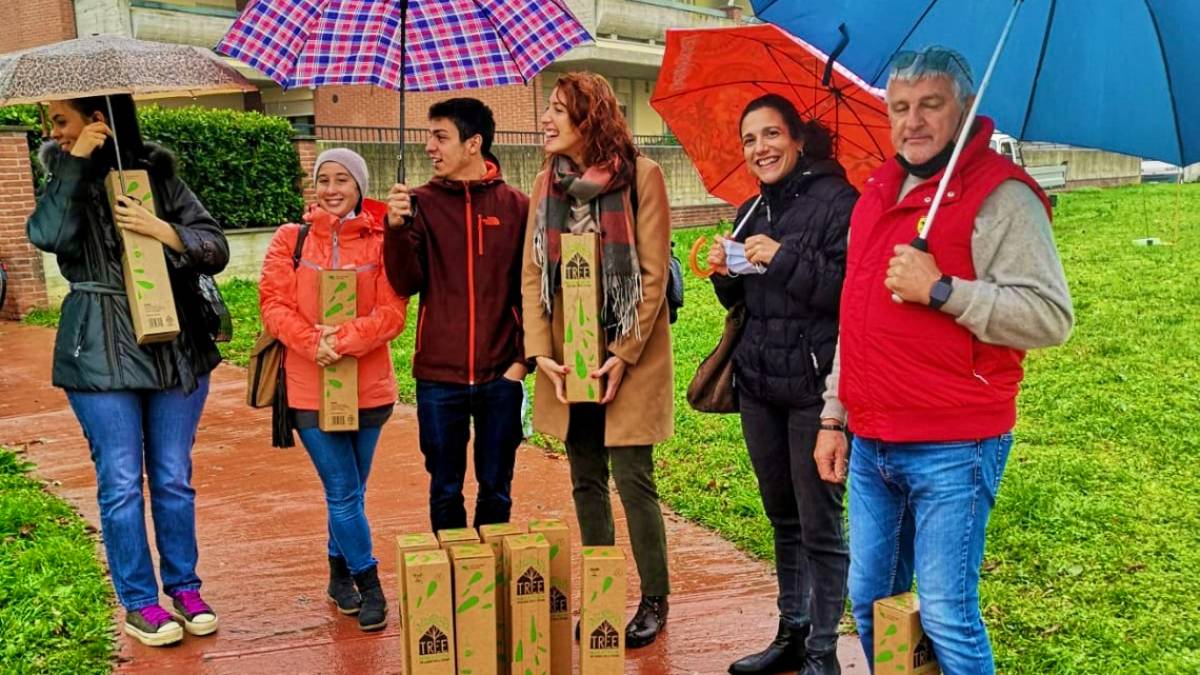 Cesena, alberelli consegnati al Fiorenzuola e piantati dagli alunni