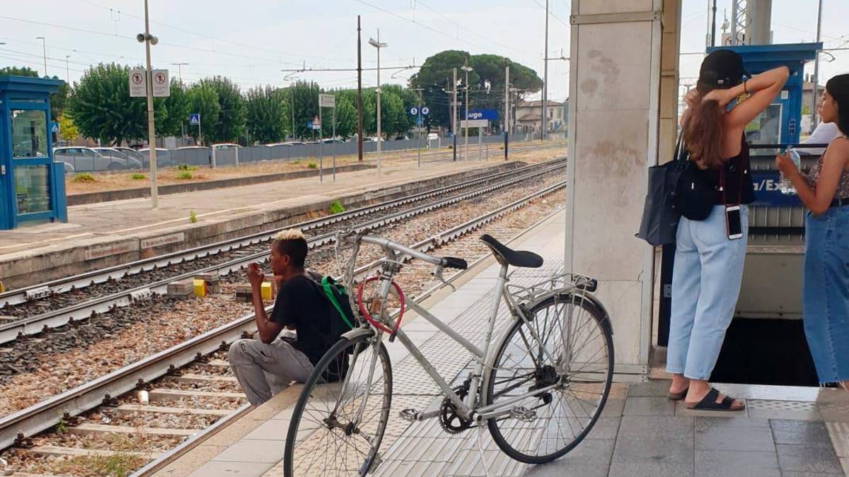 Lugo, in stazione molesto e mezzo nudo disturba i passeggeri
