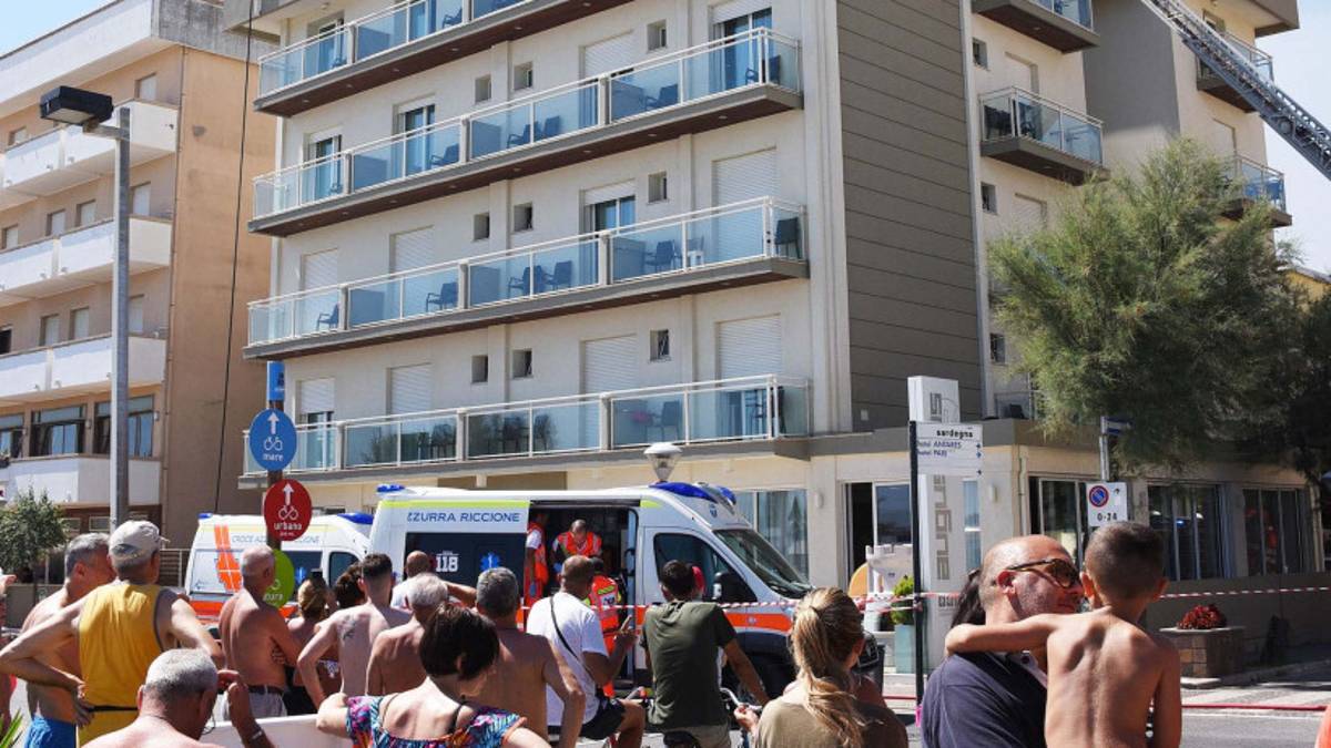 Incendio in hotel a Misano, la proprietaria resta in prognosi riservata