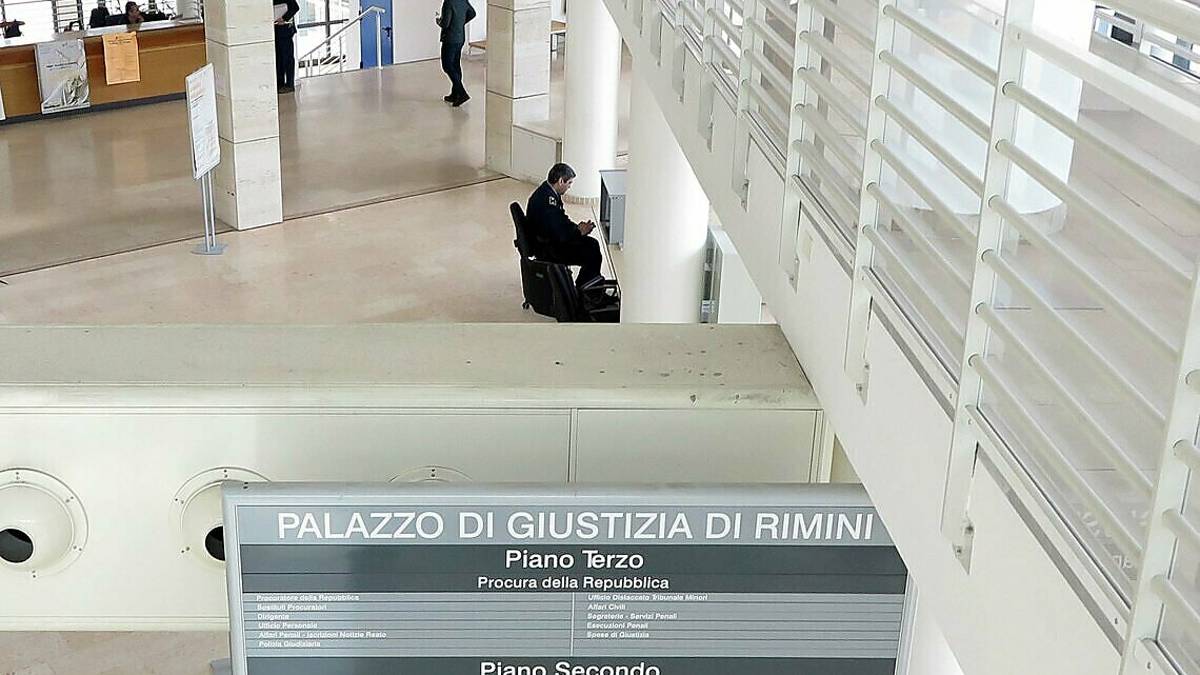 Entra in tribunale a Rimini con una pistola a gas: denunciato
