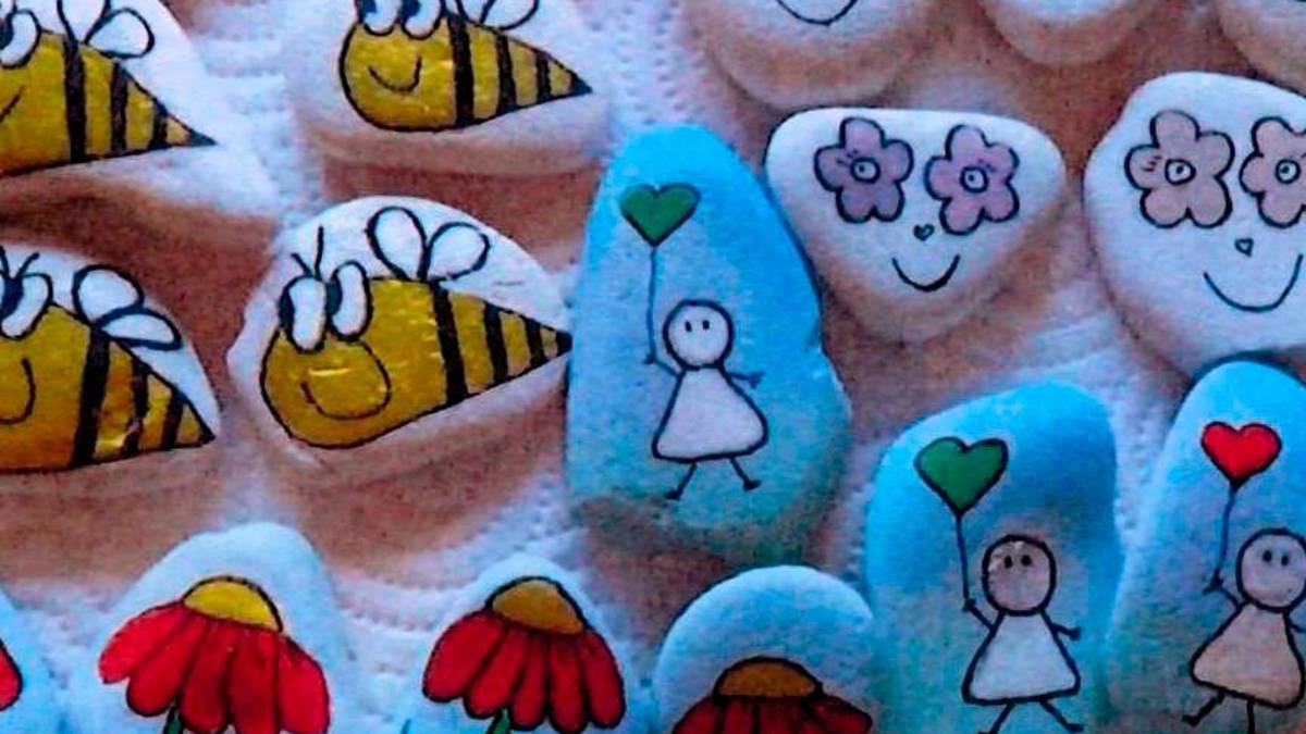 Nati dal sorriso di un bambino, i sassi della felicità riempiono Sant’Alberto