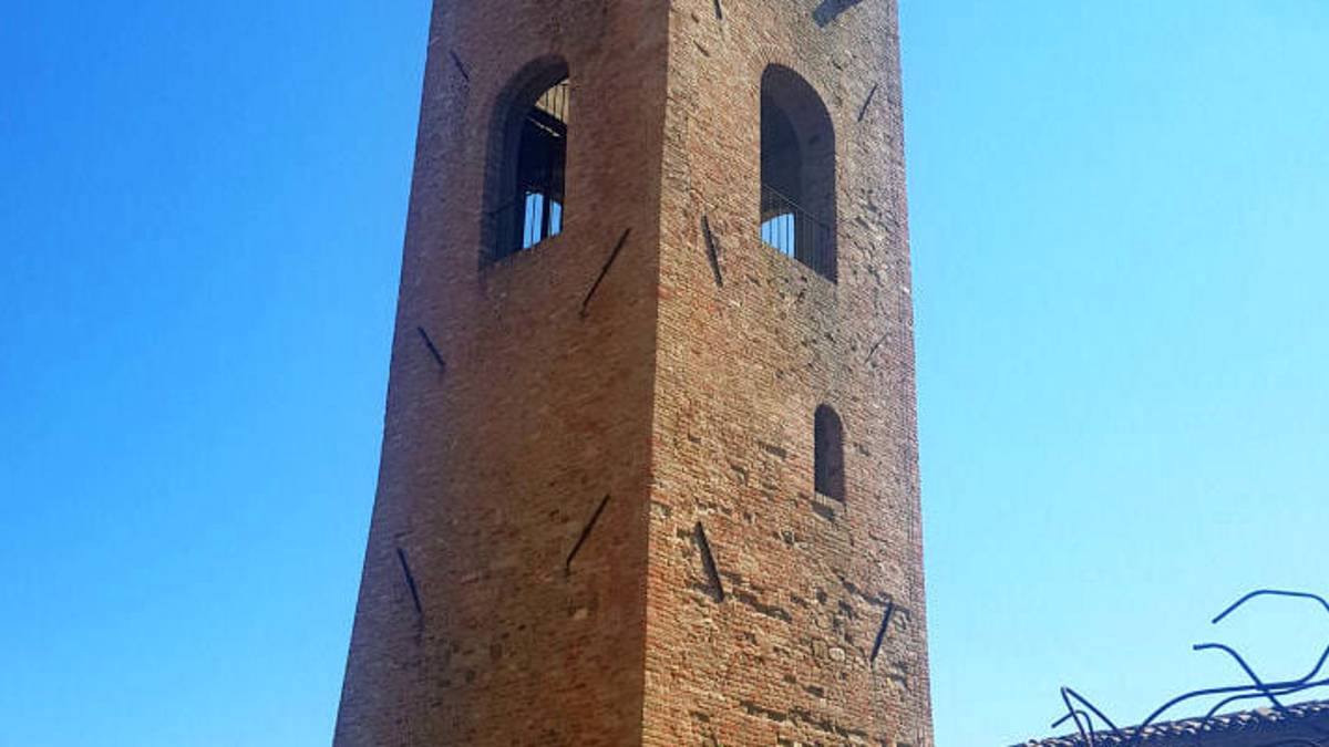 Longiano, chiesto di silenziare il campanone di notte: Fa fuggire i turisti, suona ogni 15 minuti