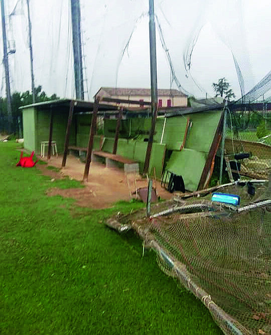 Rimini, la tempesta di vento devasta il campo di baseball