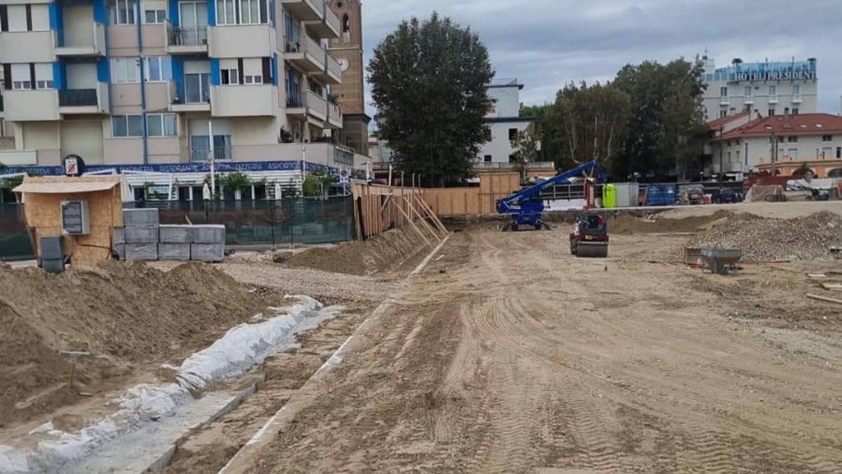 Rimini, una nuova passerella pedonale per consentire i lavori al parcheggio interrato in piazza Marvelli