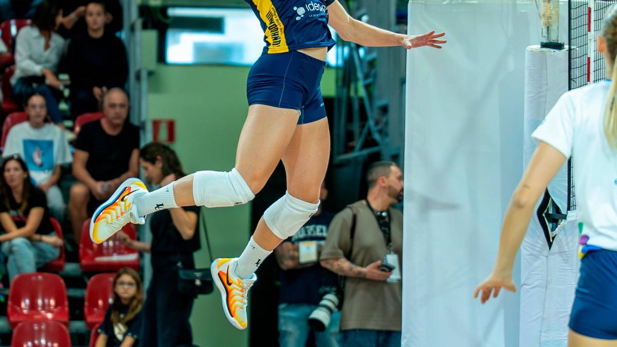 Un attacco di Martina Bracchi durante la prima partita di campionato contro Vallefoglia foto CLAUDIO MASSANELLI