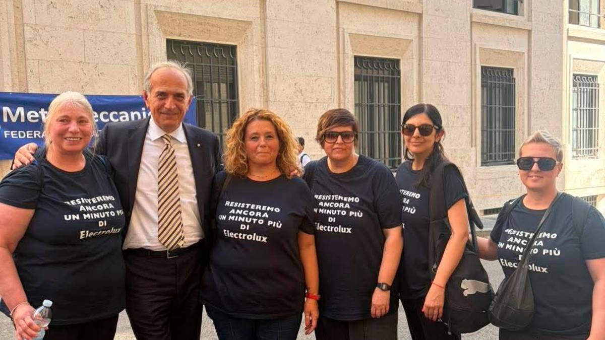 Gian Luca Zattini con alcune lavoratrici della Electrolux durante una “trasferta” a Roma per i tavoli ministeriali per cercare una soluzione alla vertenza che vede impegnato il colosso svedeseA fianco il sindaco con Stassi Anastassov, nuovo amministratore del Gruppo Ferretti: con l’azienda nautica confermata la validità del modello forlivese