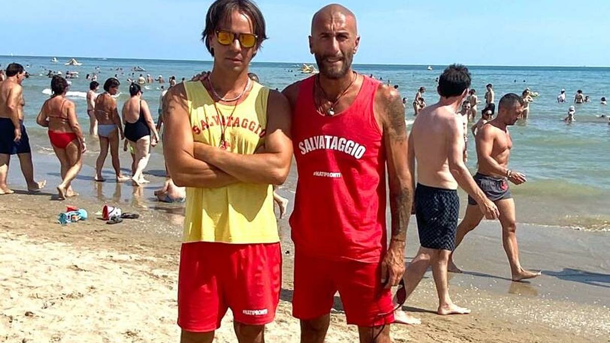 Rimini, con il materassino al largo, due bambini salvati: stavano annegando