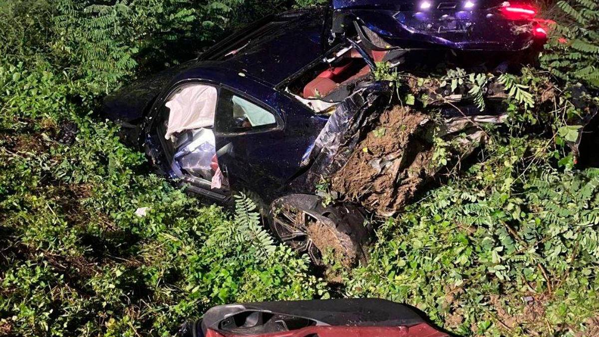 Auto fuori strada in A14 tra i caselli di Cesena e Cesena nord. Conducente bloccato all’interno e liberato dai vigili del fuoco