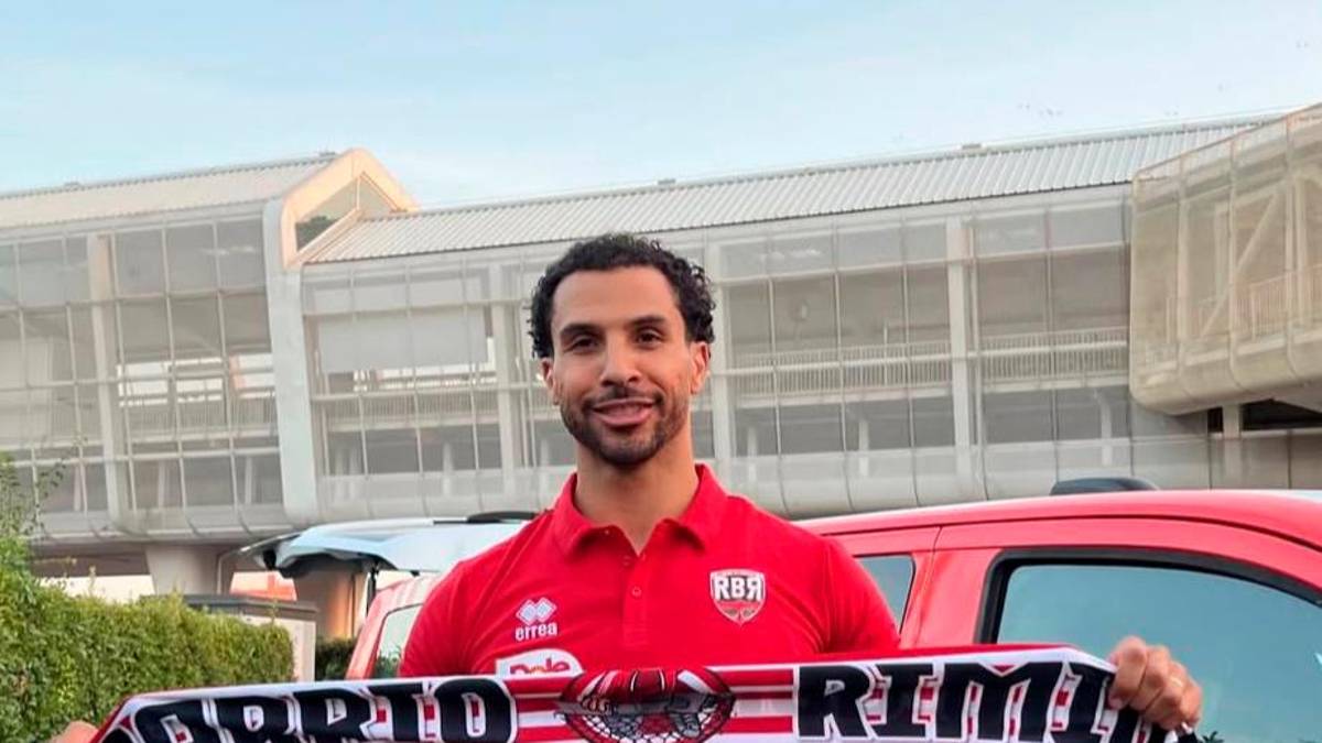 Il nuovo americano biancorosso Cody Demps al suo arrivo a Rimini con la sciarpa del Barrio