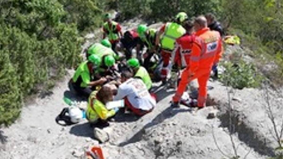 Civorio, cade con la moto da enduro Recuperato con il verricello FOTO