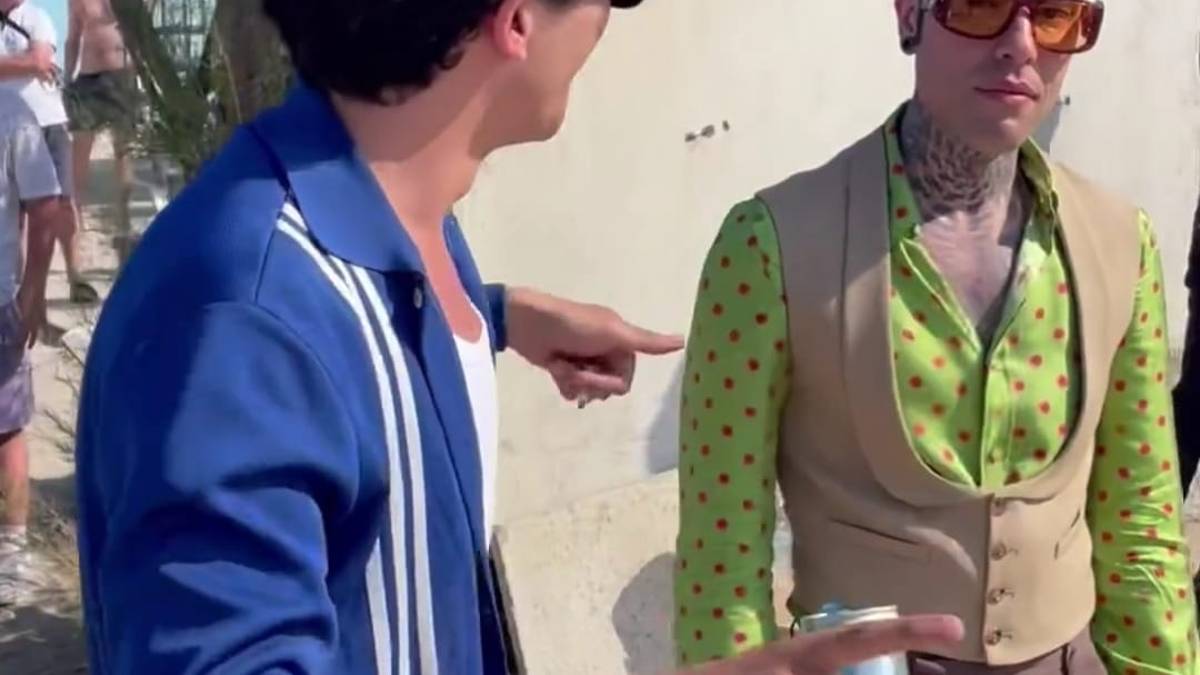 La dolce vita di Fedez al Grand Hotel e sulla spiaggia di Fellini / GALLERY