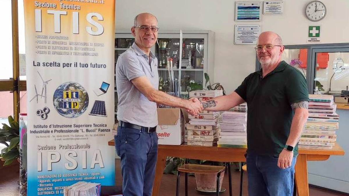 Faenza, dopo 40 anni chiude la sua cartoleria e dona il materiale all'Itip Bucci dopo l'alluvione