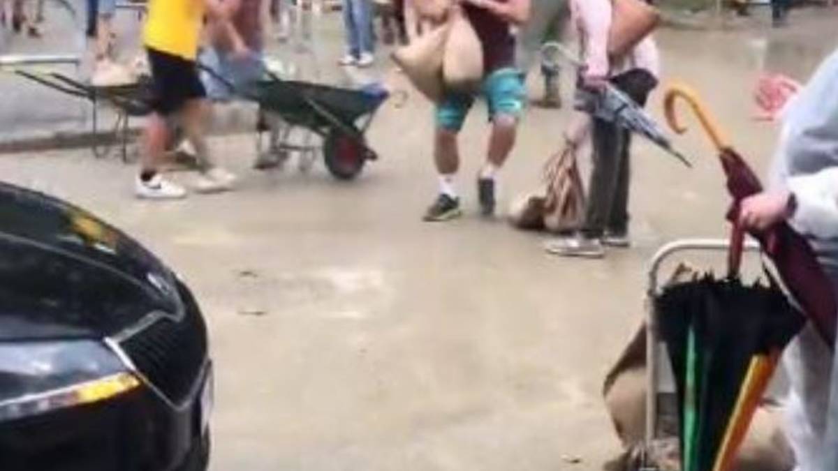 Forlì. La tanto temuta pioggia è arrivata, corsa ai sacchi nel quartiere San Benedetto