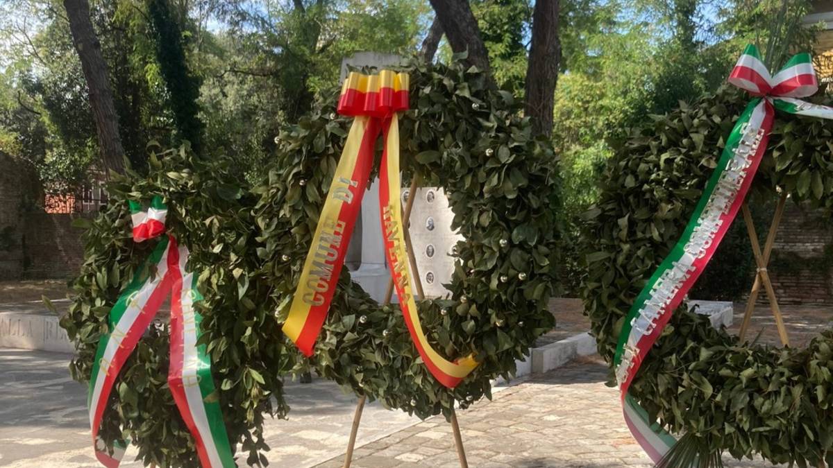 Massa Lombarda, vandali al monumento dei 12 caduti di Ravenna. Il sindaco: Assicurare i colpevoli alla giustizia