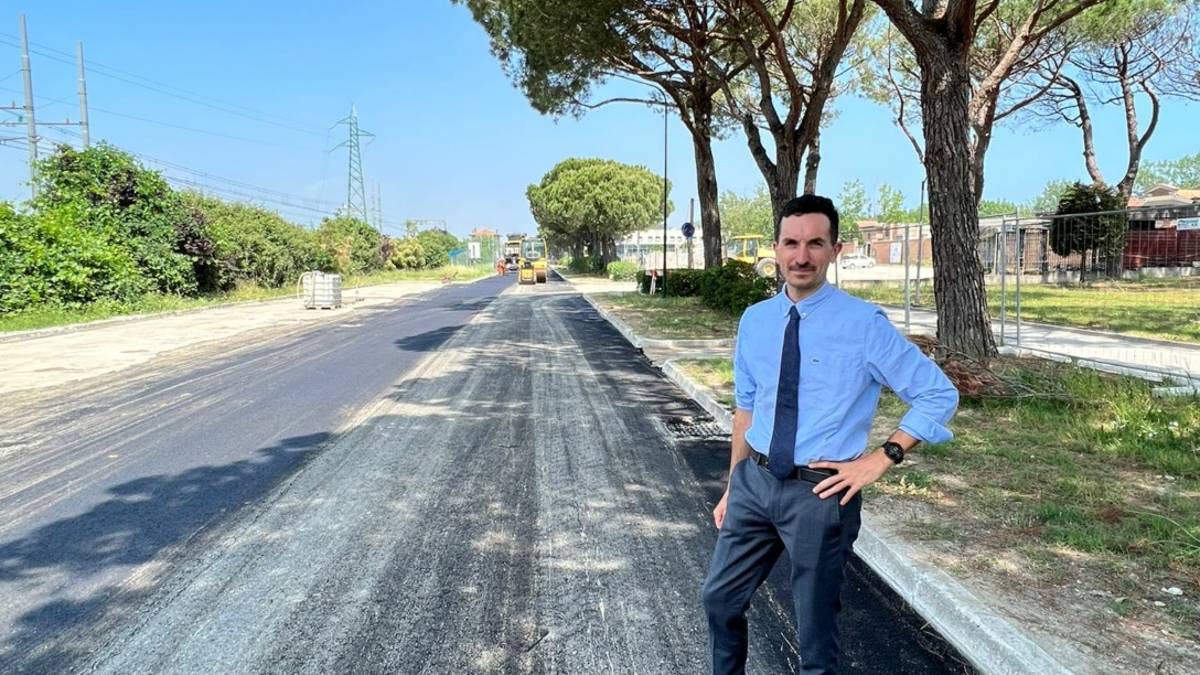 Cesenatico, via Mazzini riaperta al traffico con asfaltatura temporanea dopo mesi di chiusura