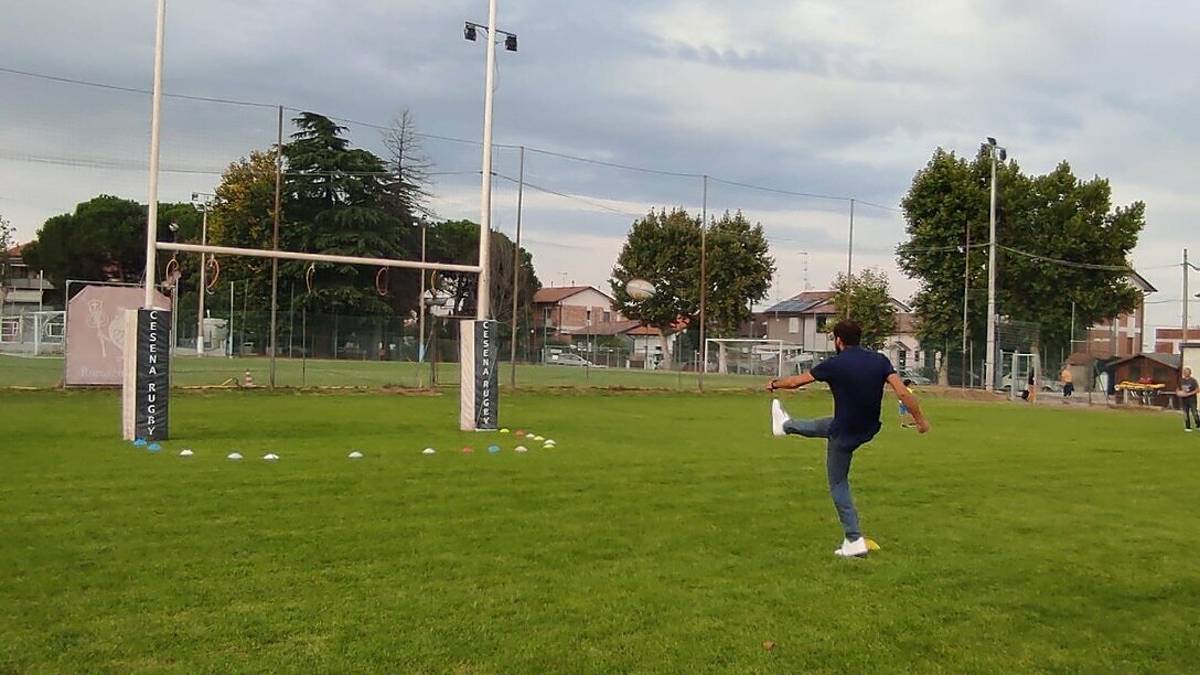 Cesena, il sindaco Lattuca in versione rugbista calcia tra i pali alla festa della palla ovale