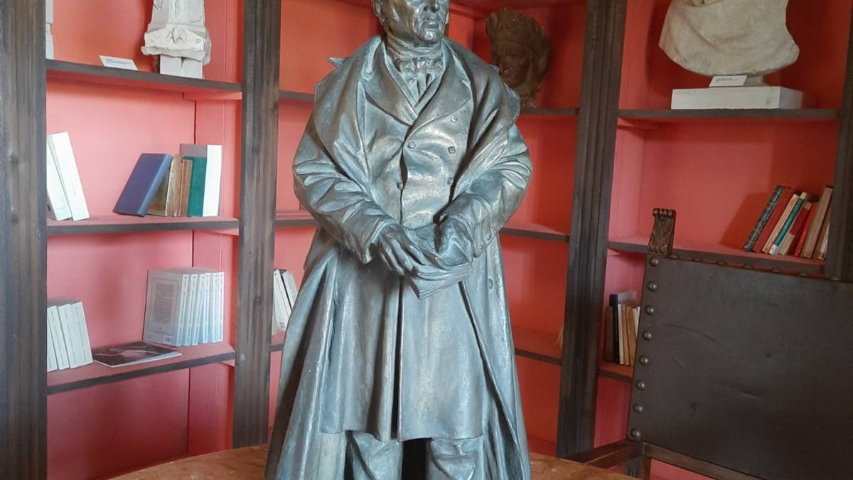 Cesena, una statua di bronzo di Maurizio Bufalini donata al Comune