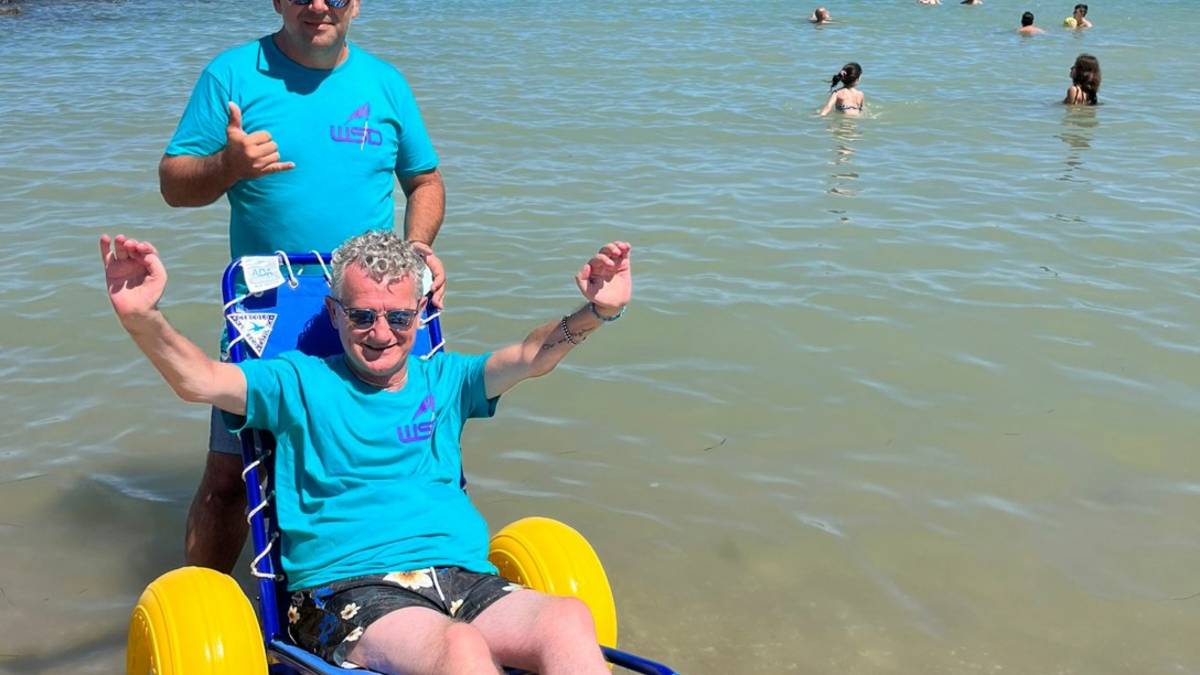 Cattolica, una sedia da mare per disabili al Circolo Nautico per una spiaggia inclusiva
