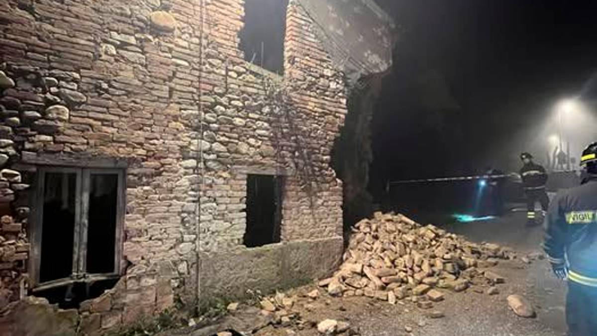 La casa sfondata dall’automobile e una residente nel video appello per la strada ancora chiusa