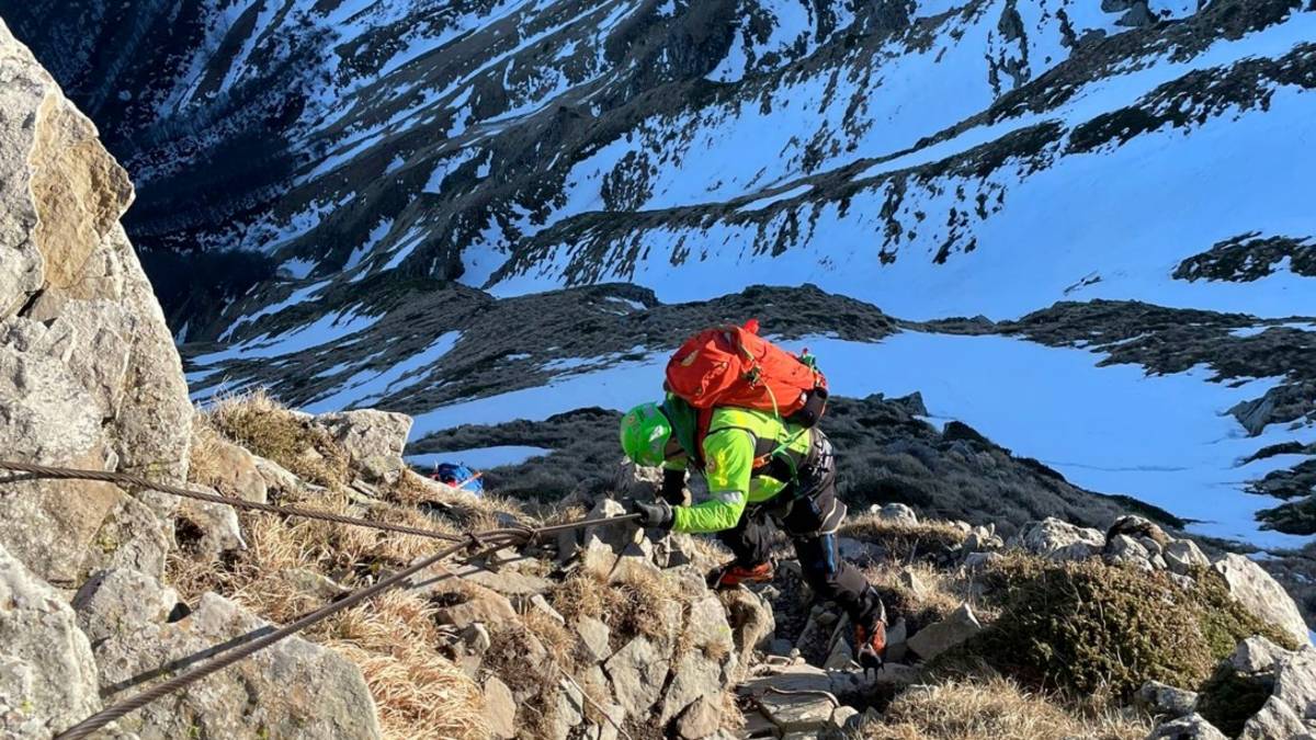 Rischiano di cadere nel dirupo per recuperare il cellulare a Bagno