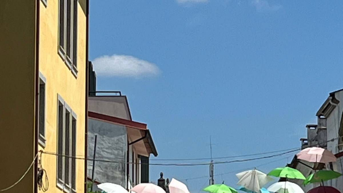 In una tappa di trasferimento con fatica e vento, Agueda diventa un'oasi nel deserto