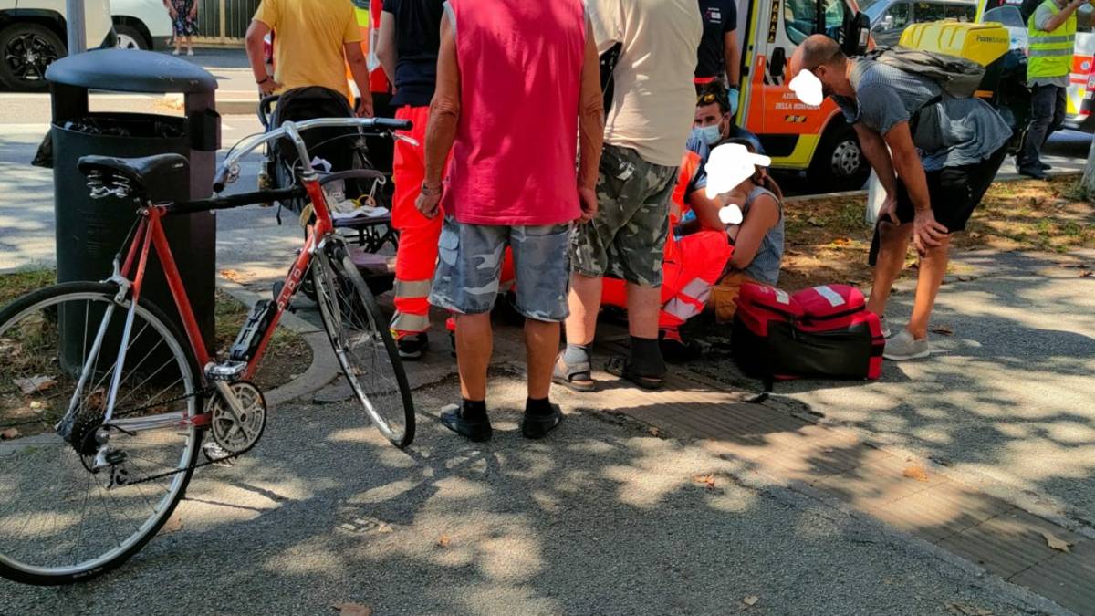 Madre e due piccoli investiti sulle strisce pedonali in via Flaminia a Rimini