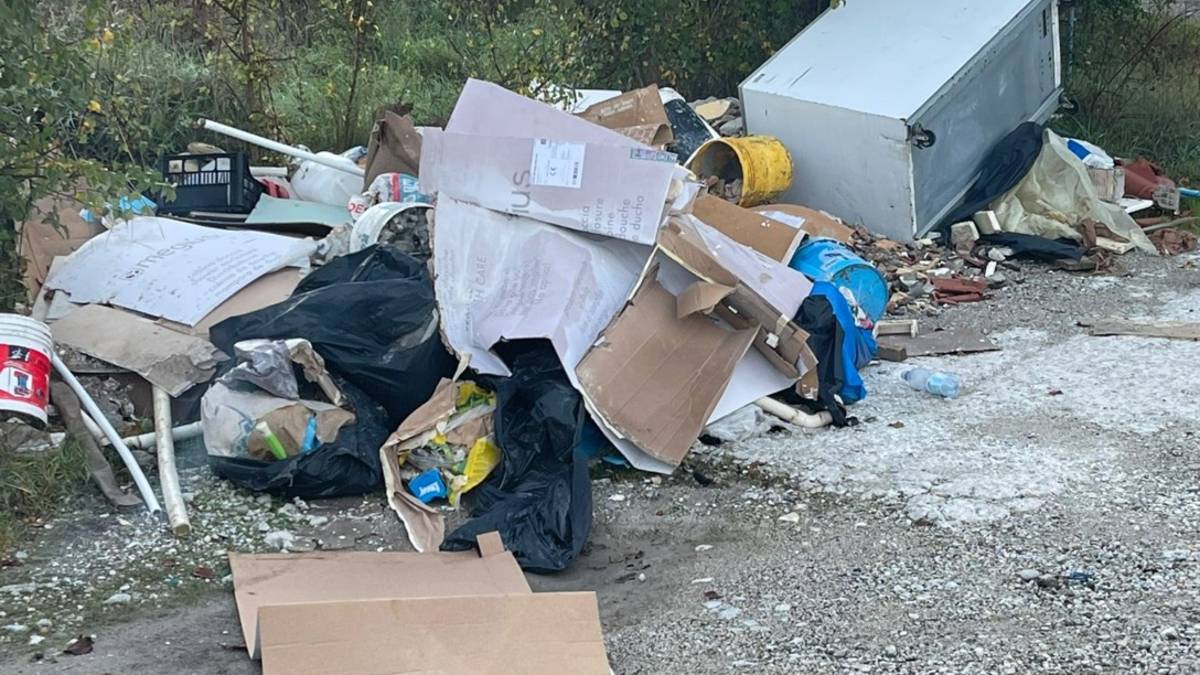 Rifiuti abbandonati a Cerasolo Ausa: 600 euro di multa