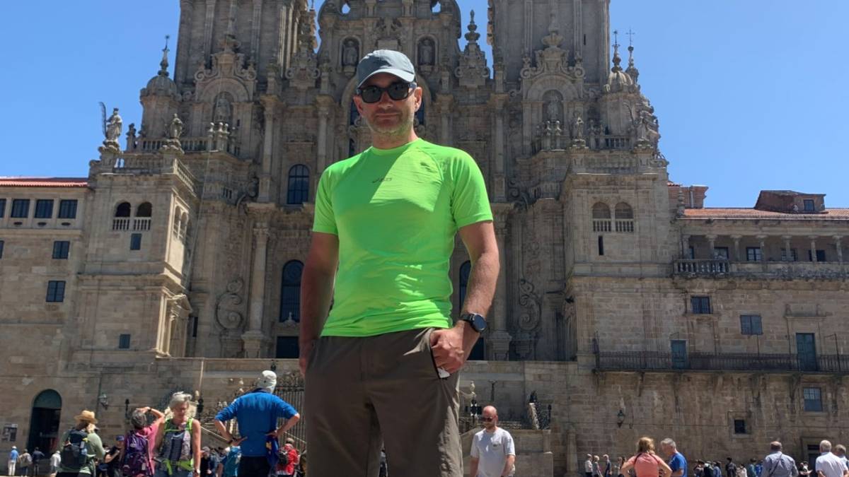 Il cammino di Santiago con un ginocchio elettronico: l'impresa del misanese Simone Cesaroni