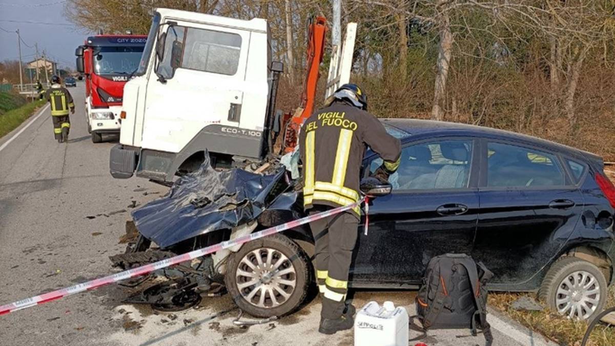 Incidente a Casemurate: violento impatto tra auto e autocarro
