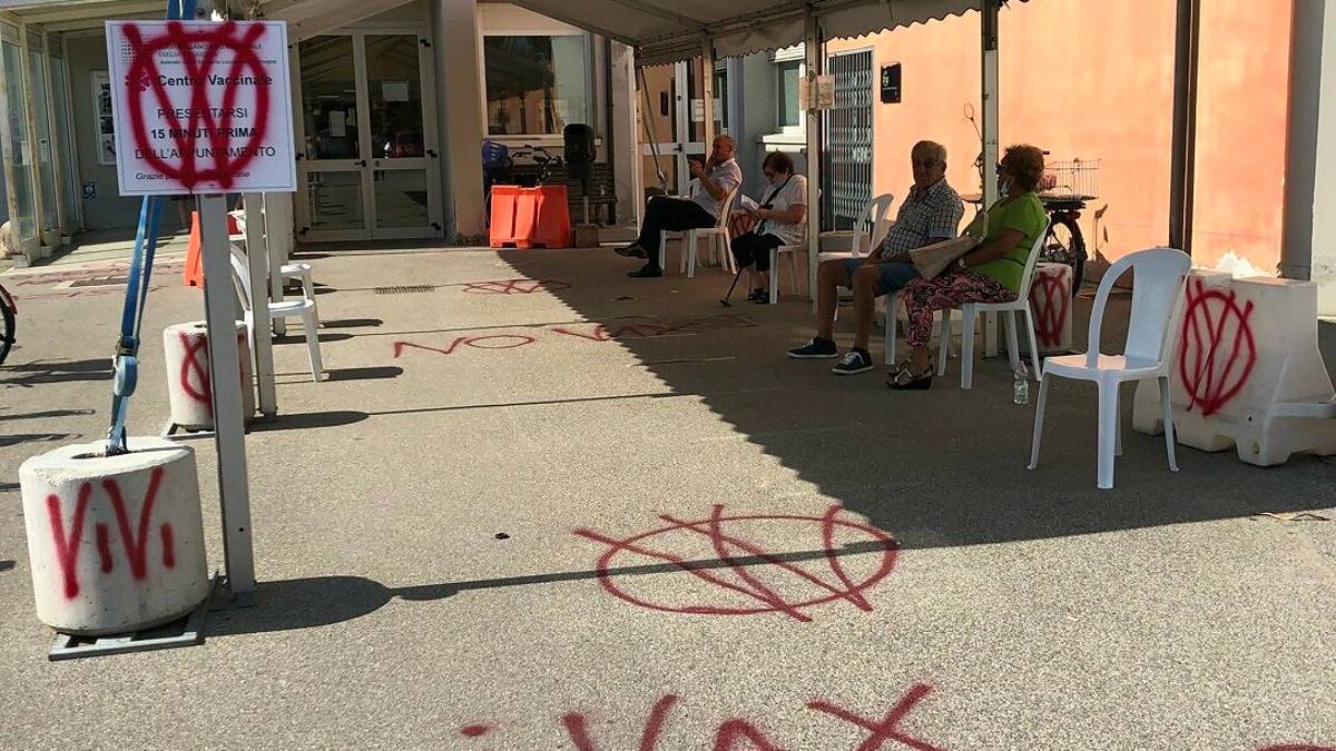Ravenna, imbrattata da scritte no vax la sede vaccinale del Cmp