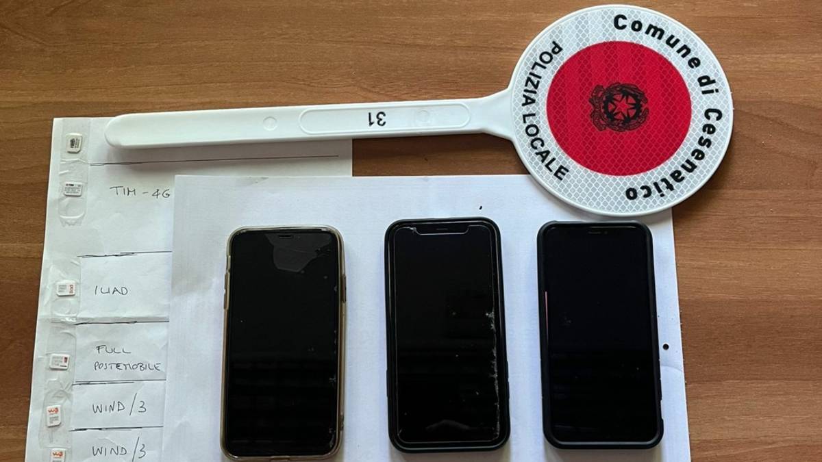 Cesenatico, tre i-Phone rubati in mano a un 19enne