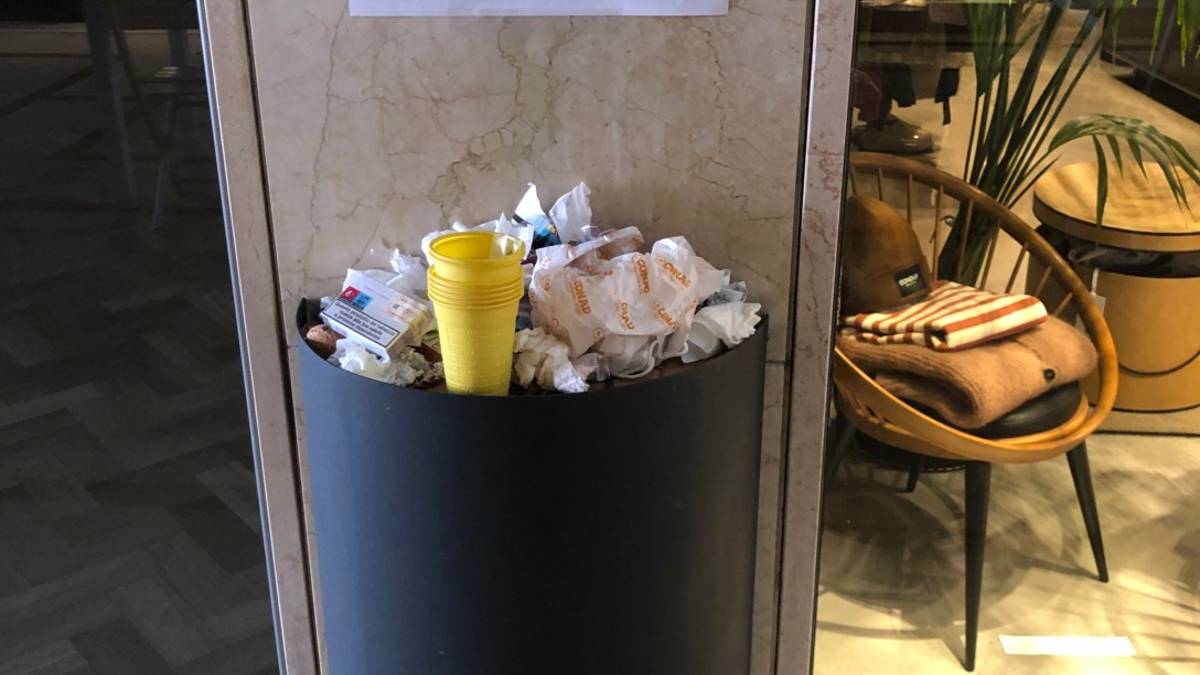 Cesena, sono una fioriera non un cestino, rabbia dei negozianti