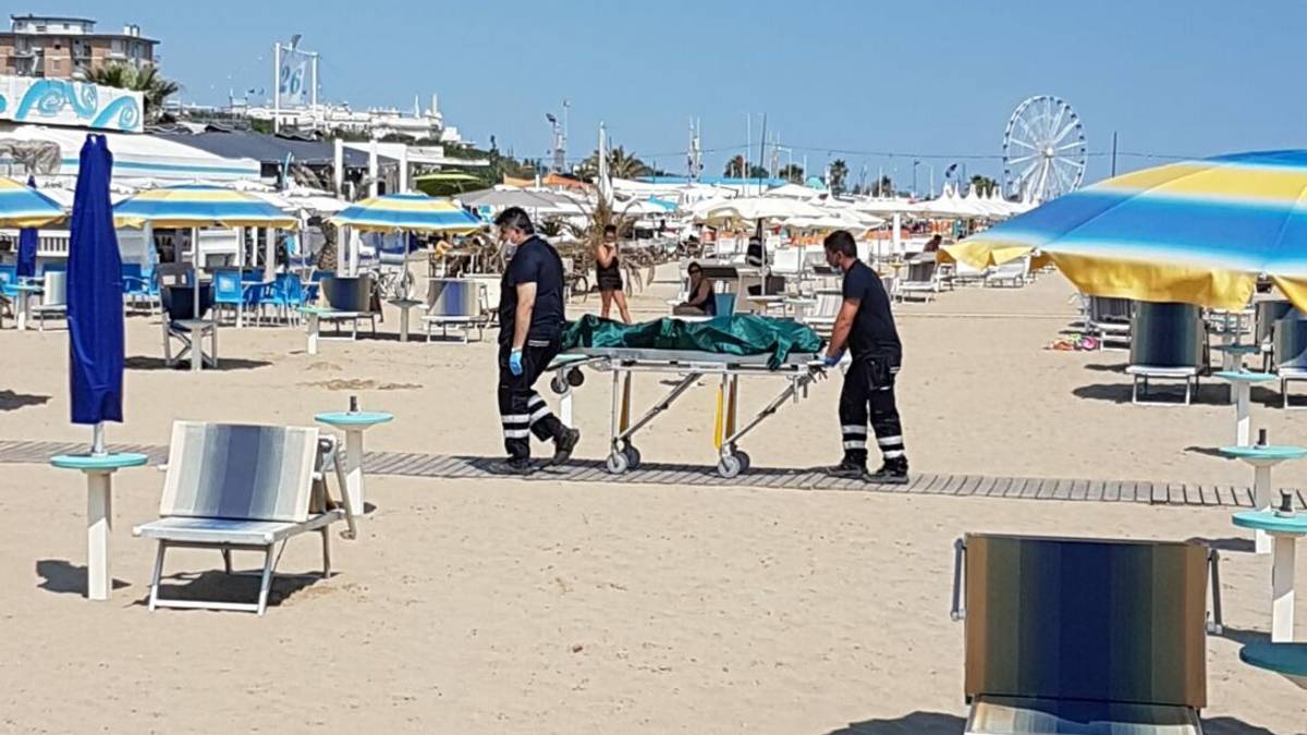 Riminese affoga, bagnino rischia di annegare per salvarlo