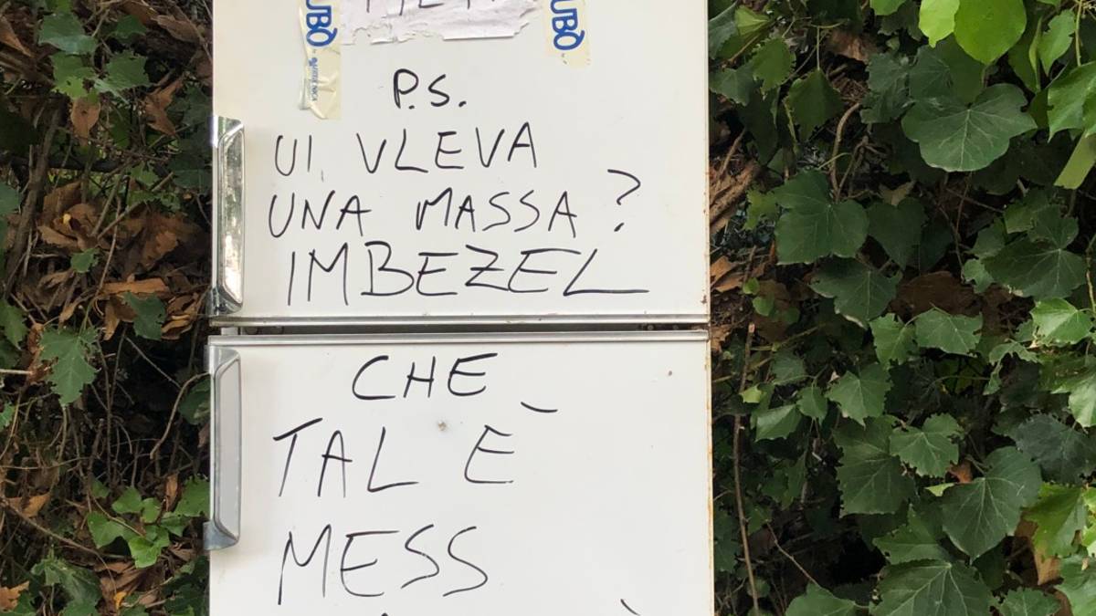 Cesena. Frigo abbandonato sul panoramico Giro dei gessi, spunta una scritta per l'incivile: Imbezel