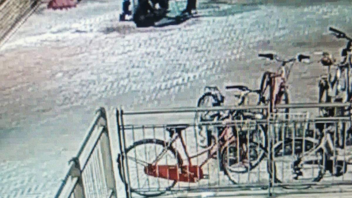Furto con scasso di ciclomotore in zona stazione, telecamere smascherano i responsabili