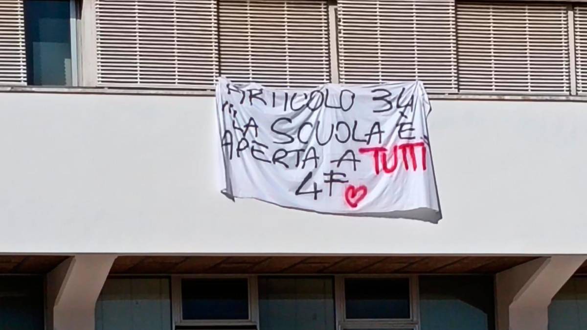 Lo striscione esposto giovedì dalla classe 4aF