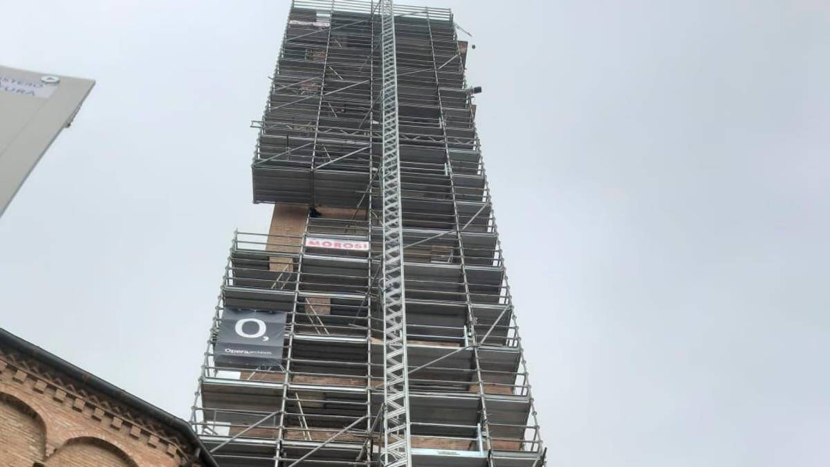 Il campanile ingabbiato per realizzare i lavori