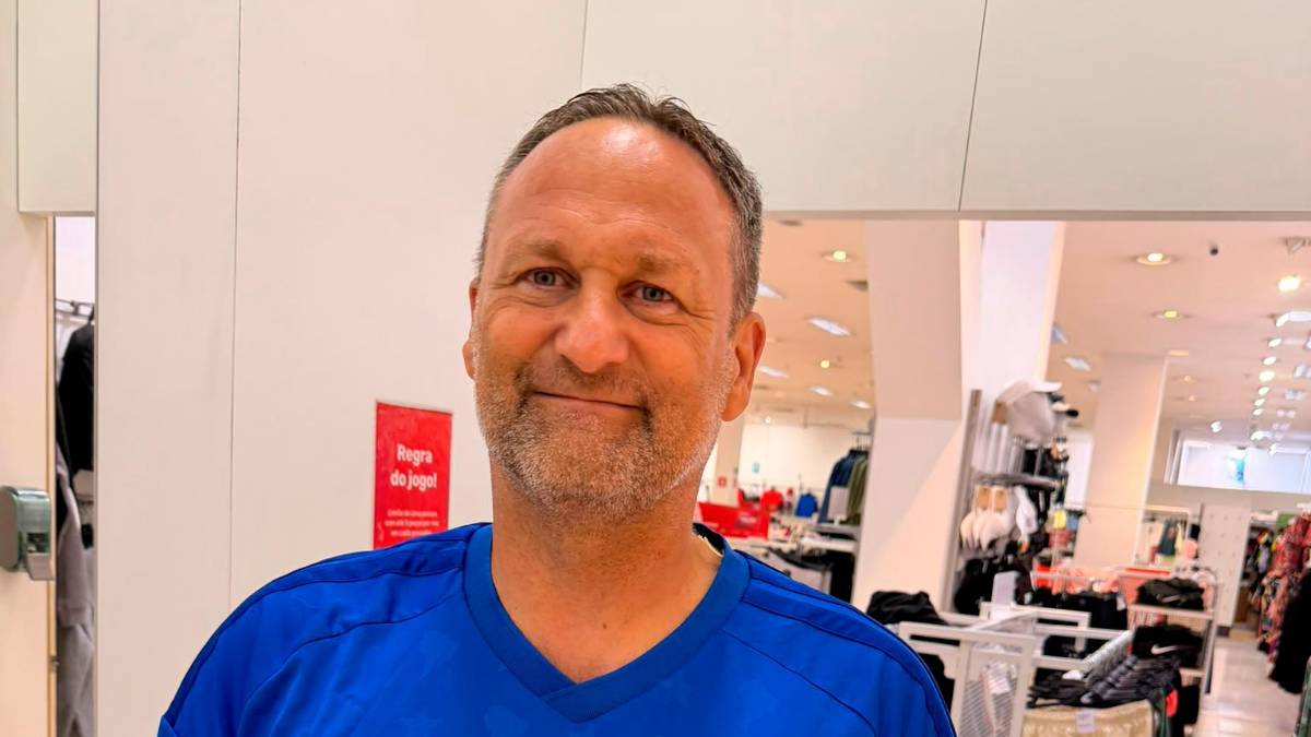 Il console Pietro Tombaccini con la divisa da calcio del Cruzeiro