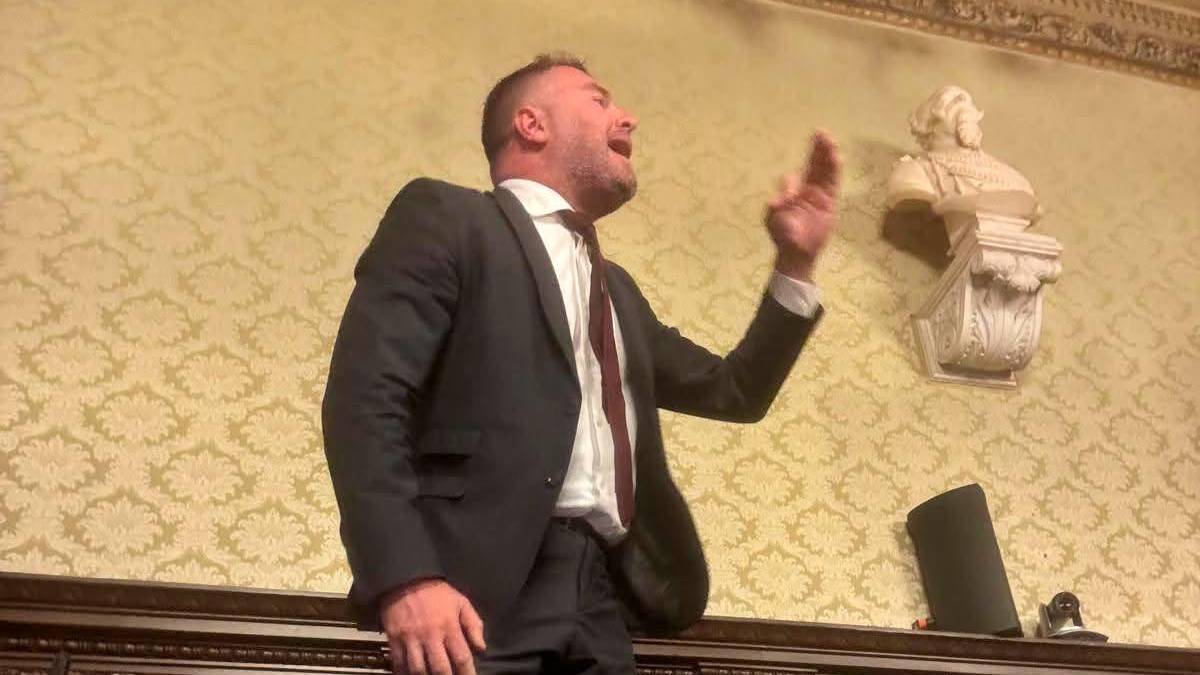 Alberto Ancarani protesta contro il vicesindaco Eugenio Fusignani