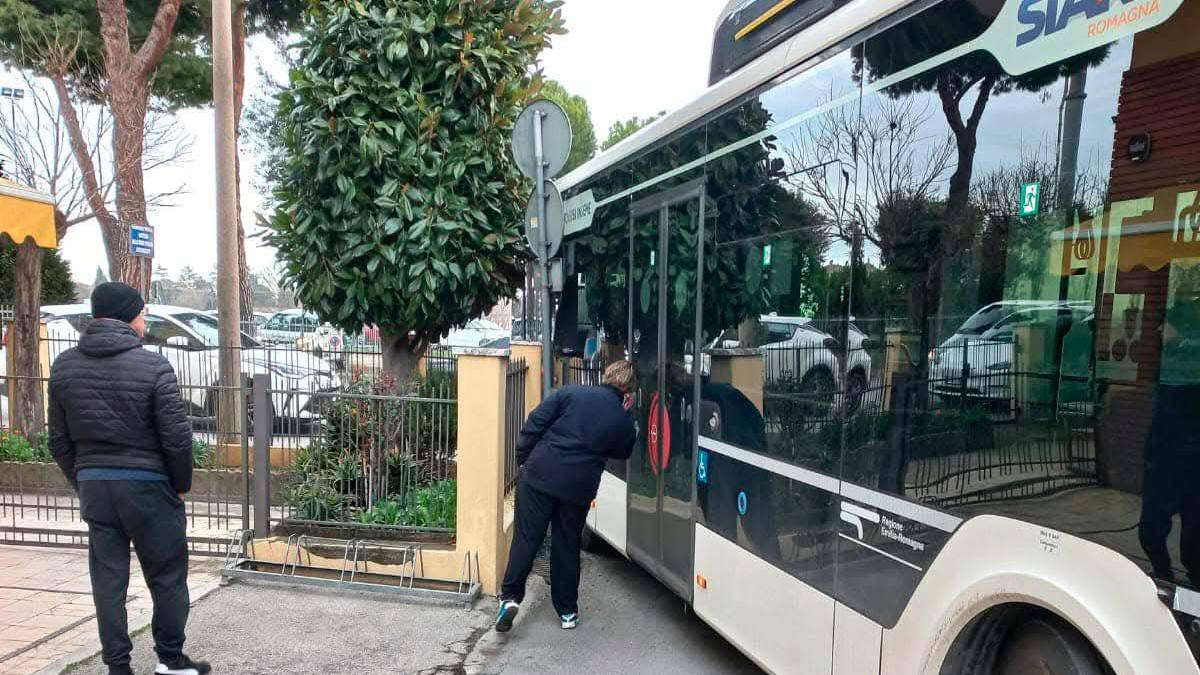 Un mezzo pubblico bloccato durante la svolta